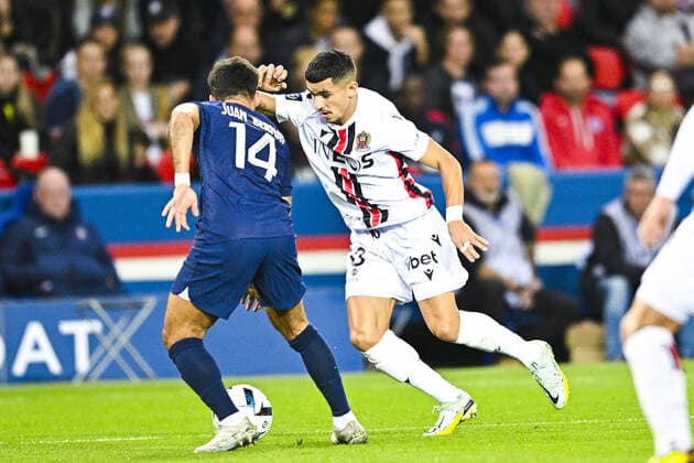 Sofiane Diop (Nice) vs Juan Bernat (PSG) FOOTBALL : PSG vs Nice - Ligue1 Uber Eats - 01 10 2002 JBAutissier Panoramic 