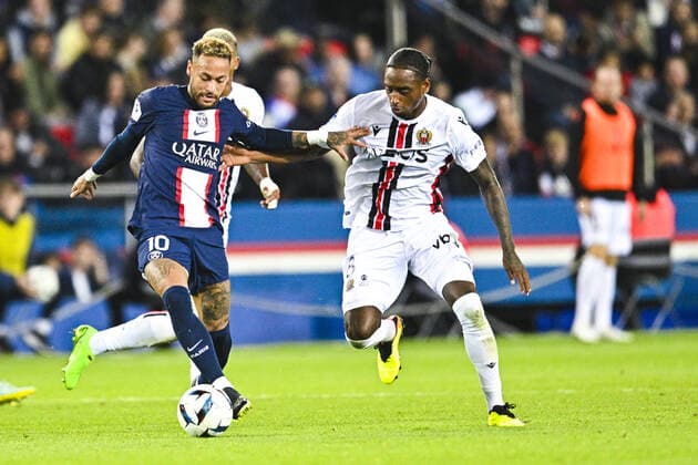 Neymar Jr (PSG) vs Pablo Rosario (Nice) FOOTBALL : PSG vs Nice - Ligue1 Uber Eats - 01 10 2002 JBAutissier Panoramic 