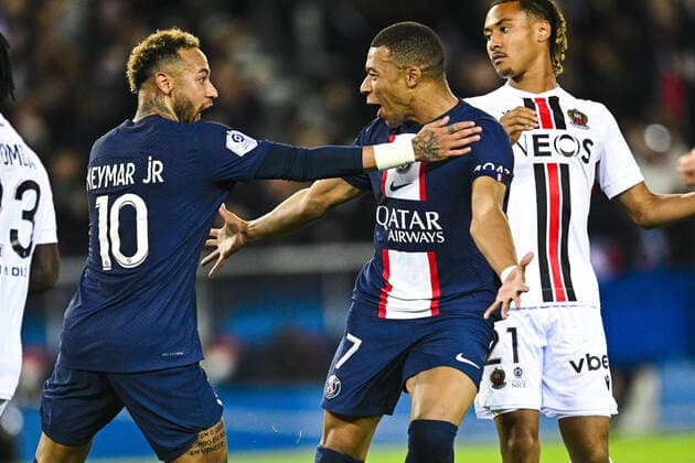 Joie des joueurs du PSG apres le but de Kylian Mbappe (PSG) Neymar Jr (PSG) FOOTBALL : PSG vs Nice - Ligue1 Uber Eats - 01 10 2002 JBAutissier Panoramic 