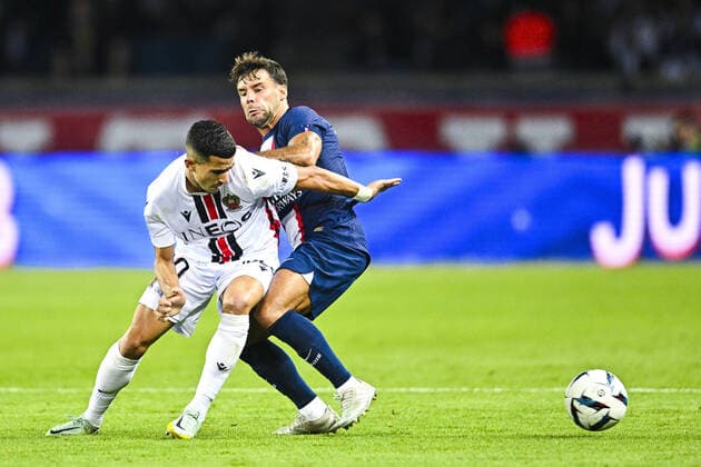 Youcef Atal (Nice) vs Juan Bernat (PSG) FOOTBALL : PSG vs Nice - Ligue1 Uber Eats - 01 10 2002 JBAutissier Panoramic 