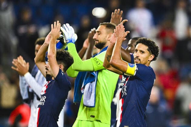 Joie des joueurs du PSG en fin de match Marquinhos (PSG) FOOTBALL : PSG vs Nice - Ligue1 Uber Eats - 01 10 2002 JBAutissier Panoramic 