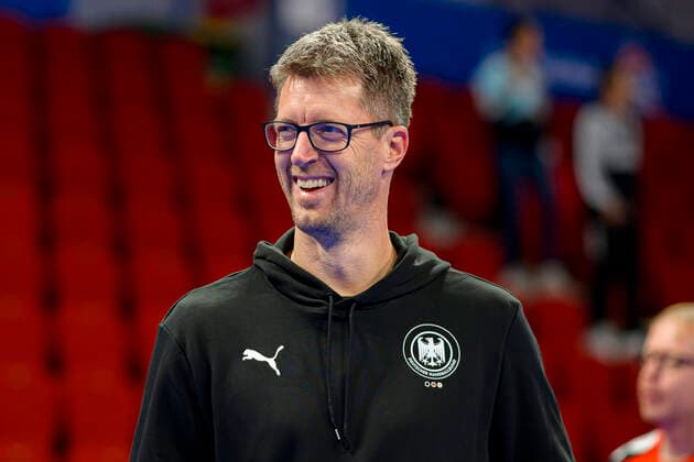 handball, women training germany coach Markus Gaugisch germany laughing smiling good mood grinning Nancy Palais des Sports Jean Weille France