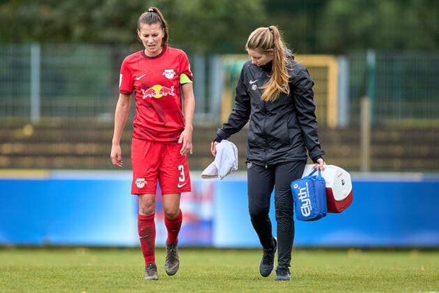02 10 2022, GER, womens soccer, 2 BL, 2022 2023, RB Leipzig 1 FC Köln U20 Johanna Kaiser 3, RB Leipzig , exempt, after treatment, Ria Dörtenbach physiotherapist RB Leipzig Markranstädt Stadion am Bad Saxony Germany.