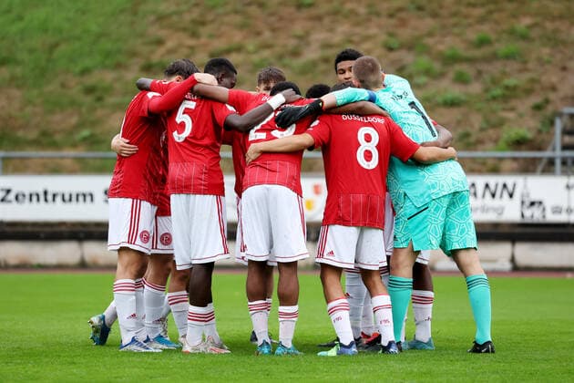 The team of Fortuna Duesseldorf Dusseldorf swears in for the game Sunday 02 10 2022, B Junior Bundesliga West season 22 23 7 match day in Siegen, Sportfreunde Siegen Fortuna Duesseldorf Dusseldorf