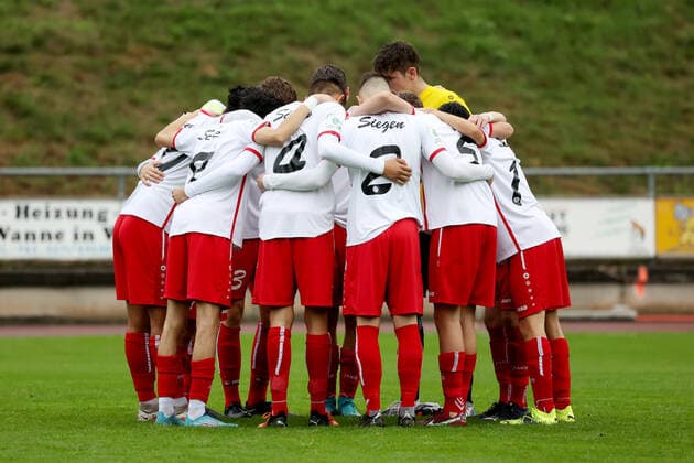 Sportfreunde Siegen team swears in for the game Sunday 02 10 2022, B Junior Bundesliga West season 22 23 7 match day in Siegen, Sportfreunde Siegen Fortuna Duesseldorf Düsseldorf