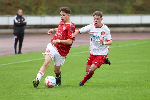 Kevin Engelmann D li vs Paul Johann Wied SI re Sunday 02 10 2022, B Junior Bundesliga West season 22 23 7 matchday in Siegen, Sportfreunde Siegen Fortuna Duesseldorf Düsseldorf