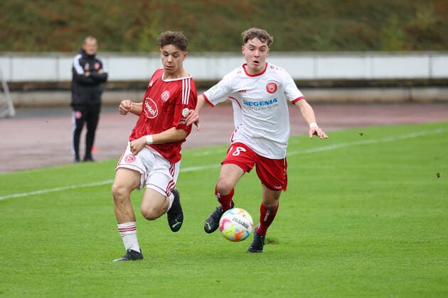 Kevin Engelmann D li vs Paul Johann Wied SI re Sunday 02 10 2022, B Junior Bundesliga West season 22 23 7 matchday in Siegen, Sportfreunde Siegen Fortuna Duesseldorf Düsseldorf
