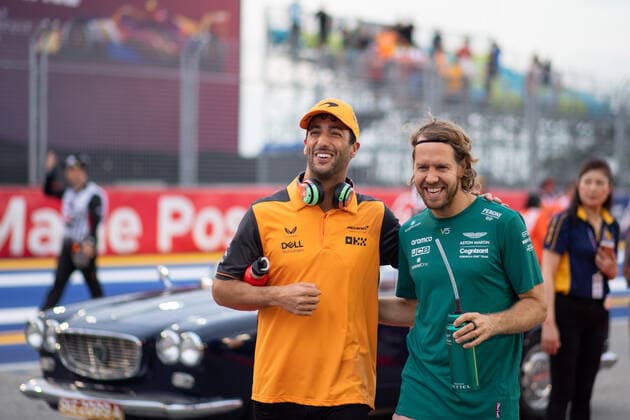 Daniel Ricciardo AUS, McLaren F1 Team 3 laughs before race with Sebastian Vettel GER, Aston Martin Aramco Cognizant F1 Team 5 , SIN, Formula 1 Singapore Grand Prix, Marina Bay Circuit, Race, 02 10 2022 SIN, Formula 1 Singapore Grand Prix, Marina Bay Circuit, Race, 02 10 2022 Singapore Copyright: xEibner Memmlerx EP_MMR
