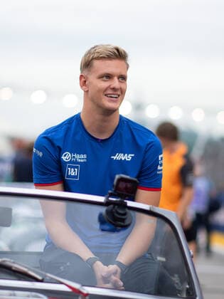Mick Schumacher GER, Haas F1 Team 47 during the drivers parade before the race, SIN, Formula 1 Singapore Grand Prix, Marina Bay Circuit, race, 02 10 2022 SIN, Formula 1 Singapore Grand Prix, Marina Bay Circuit, race, 02 10 2022 Singapore Copyright: xEibner Memmlerx EP_MMR