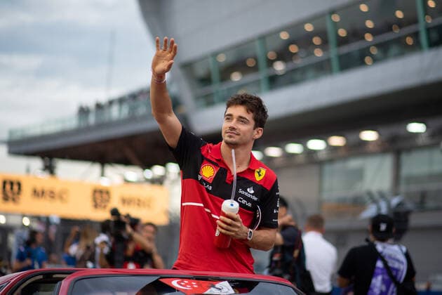 Charles Leclerc MCO, Scuderia Ferrari 16 waves during the drivers parade before the race, SIN, Formula 1 Singapore Grand Prix, Marina Bay Circuit, race, 02 10 2022 SIN, Formula 1 Singapore Grand Prix, Marina Bay Circuit, race, 02 10 2022 Singapore Copyright: xEibner Memmlerx EP_MMR