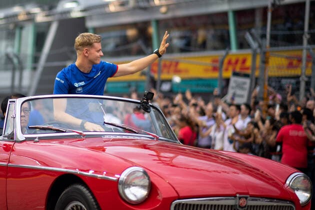 Mick Schumacher GER, Haas F1 Team 47 at the drivers parade, SIN, Formula 1 Singapore Grand Prix, Marina Bay Circuit, race, 02 10 2022 SIN, Formula 1 Singapore Grand Prix, Marina Bay Circuit, race, 02 10 2022 Singapore Copyright: xEibner Memmlerx EP_MMR