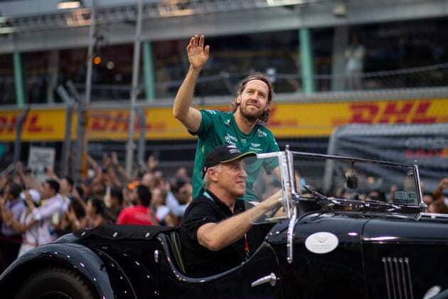 Sebastian Vettel GER, Aston Martin Aramco Cognizant F1 Team 5 at the drivers parade, SIN, Formula 1 Singapore Grand Prix, Marina Bay Circuit, race, 02 10 2022 SIN, Formula 1 Singapore Grand Prix, Marina Bay Circuit, race, 02 10 2022 Singapore Copyright: xEibner Memmlerx EP_MMR