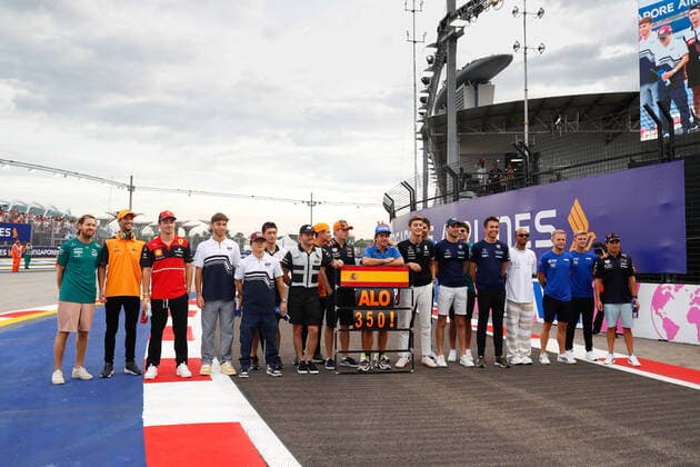 drivers parade family picture with all the drivers celebrating the 350th Grand Prix of ALONSO Fernando (spa), Alpine F1 Team A522, portrait during the Formula 1 Singapore Airlines Singapore Grand Prix 2022, 17th round of the 2022 FIA Formula One World Championship, WM, Weltmeisterschaft from September 30 to October 02, 2022 on the Marina Bay Street Circuit, in Singapore - F1 - SINGAPORE GRAND PRIX 2022 - RACE DPPI Panoramic  00122040__V2_3119