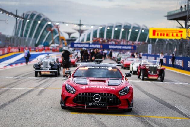 safety car, during the Formula 1 Singapore Airlines Singapore Grand Prix 2022, 17th round of the 2022 FIA Formula One World Championship, WM, Weltmeisterschaft from September 30 to October 02, 2022 on the Marina Bay Street Circuit, in Singapore - F1 - SINGAPORE GRAND PRIX 2022 - RACE DPPI Panoramic  00122040_AV6_4843