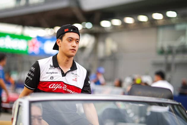 drivers parade ZHOU Guanyu (chi), Alfa Romeo F1 Team ORLEN C42, portrait during the Formula 1 Singapore Airlines Singapore Grand Prix 2022, 17th round of the 2022 FIA Formula One World Championship, WM, Weltmeisterschaft from September 30 to October 02, 2022 on the Marina Bay Street Circuit, in Singapore - F1 - SINGAPORE GRAND PRIX 2022 - RACE DPPI Panoramic  00122040_AV6_5052