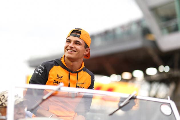 NORRIS Lando (gbr), McLaren F1 Team MCL36, portrait during the Formula 1 Singapore Airlines Singapore Grand Prix 2022, 17th round of the 2022 FIA Formula One World Championship, WM, Weltmeisterschaft from September 30 to October 02, 2022 on the Marina Bay Street Circuit, in Singapore - F1 - SINGAPORE GRAND PRIX 2022 - RACE DPPI Panoramic  00122040_AV6_5078