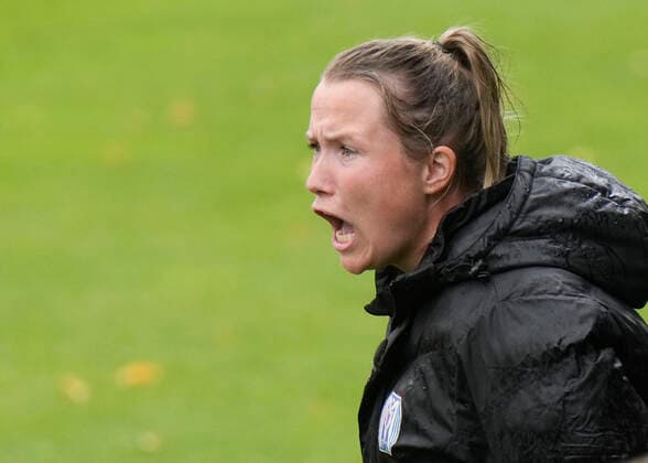 02.10.2022, Hänsch-Arena, Meppen, GER, Frauen-Bundesliga: SV Meppen vs TSG Hoffenheim, Carin Bakhuis (Trainerin SV Meppen) DFL REGULATIONS PROHIBIT ANY USE OF PHOTOGRAPHS AS IMAGE SEQUENCES AND OR QUASI-VIDEO. Meppen Niedersachsen Deutschland Hänsch-Arena *** 02 10 2022, Hänsch Arena, Meppen, GER, Frauen Bundesliga SV Meppen vs TSG Hoffenheim, Carin Bakhuis Trainer SV Meppen DFL REGULATES PROHIBIT ANY USE OF PHOTOGRAPHS AS IMAGE SEQUENCES AND OR QUASI VIDEO Meppen Lower Saxony Germany Hänsch Arena