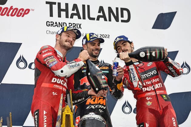 Bilder des Jahres, Sport 10 Oktober Sport Themen der Woche KW39 Sport Bilder des Tages Winners: Jack Miller, AUS (Ducati Lenovo Team), Miguel Oliveira, POR (Red Bull KTM Factory Racing KTM), and Francesco Bagnaia, ITA (Ducati Lenovo Team) - after final at 2022 OR Thailand Grand Prix in Buri Ram; 02 10 2022; *** Winners Jack Miller, AUS Ducati Lenovo Team , Miguel Oliveira, POR Red Bull KTM Factory Racing KTM , and Francesco Bagnaia, ITA Ducati Lenovo Team after final at 2022 OR Thailand Grand Prix in Buri Ram 02 10 2022 