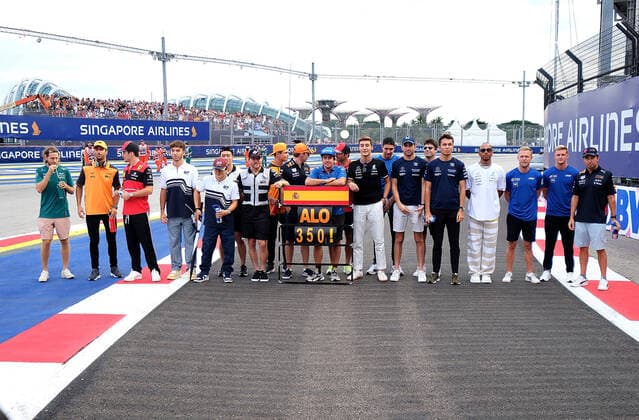 FORMULA 1 SINGAPORE AIRLINES SINGAPORE GRAND PRIX 2022 02 10 2022, Marina Bay Street Circuit, Singapore, FORMULA 1 SINGAPORE AIRLINES SINGAPORE GRAND PRIX 2022 ,in picture All drivers are ready for the group photo in honor of Fernando Alonso ESP , Alpine F1 Team, who drives his 350 Grand Prix nordphotoxGmbHx xBratic nph00250