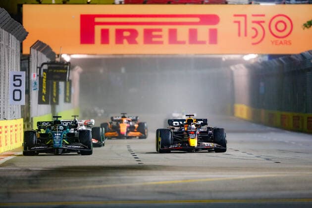 18 STROLL Lance (can), Aston Martin F1 Team AMR22, and 01 VERSTAPPEN Max (nld), Red Bull Racing RB18, action during the Formula 1 Singapore Airlines Singapore Grand Prix 2022, 17th round of the 2022 FIA Formula One World Championship, WM, Weltmeisterschaft from September 30 to October 02, 2022 on the Marina Bay Street Circuit, in Singapore - F1 - SINGAPORE GRAND PRIX 2022 - RACE DPPI Panoramic  _V2_3483