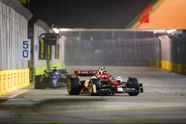 24 ZHOU Guanyu (chi), Alfa Romeo F1 Team ORLEN C42, action during the Formula 1 Singapore Airlines Singapore Grand Prix 2022, 17th round of the 2022 FIA Formula One World Championship, WM, Weltmeisterschaft from September 30 to October 02, 2022 on the Marina Bay Street Circuit, in Singapore - F1 - SINGAPORE GRAND PRIX 2022 - RACE DPPI Panoramic  _V2_3503