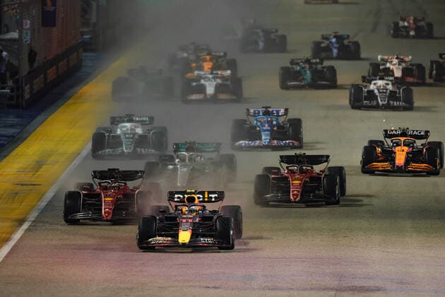 11 PEREZ Sergio (mex), Red Bull Racing RB18, 16 LECLERC Charles (mco), Scuderia Ferrari F1-75, 55 SAINZ Carlos (spa), Scuderia Ferrari F1-75, 44 HAMILTON Lewis (gbr), Mercedes AMG F1 Team W13, 04 NORRIS Lando (gbr), McLaren F1 Team MCL36, 10 GASLY Pierre (fra), Scuderia AlphaTauri AT03, 14 ALONSO Fernando (spa), Alpine F1 Team A522, action, start of the race, depart, during the Formula 1 Singapore Airlines Singapore Grand Prix 2022, 17th round of the 2022 FIA Formula One World Championship, WM, Weltmeisterschaft from September 30 to October 02, 2022 on the Marina Bay Street Circuit, in Singapore - F1 - SINGAPORE GRAND PRIX 2022 - RACE DPPI Panoramic G00D6444
