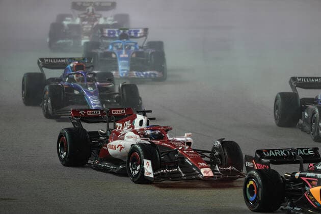 77 BOTTAS Valtteri (fin), Alfa Romeo F1 Team ORLEN C42, and 06 LATIFI Nicholas (can), Williams Racing FW44, action, start of the race, depart, during the Formula 1 Singapore Airlines Singapore Grand Prix 2022, 17th round of the 2022 FIA Formula One World Championship, WM, Weltmeisterschaft from September 30 to October 02, 2022 on the Marina Bay Street Circuit, in Singapore - F1 - SINGAPORE GRAND PRIX 2022 - RACE DPPI Panoramic G00D6488