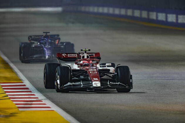 24 ZHOU Guanyu (chi), Alfa Romeo F1 Team ORLEN C42, action during the Formula 1 Singapore Airlines Singapore Grand Prix 2022, 17th round of the 2022 FIA Formula One World Championship, WM, Weltmeisterschaft from September 30 to October 02, 2022 on the Marina Bay Street Circuit, in Singapore - F1 - SINGAPORE GRAND PRIX 2022 - RACE DPPI Panoramic  G00D6642