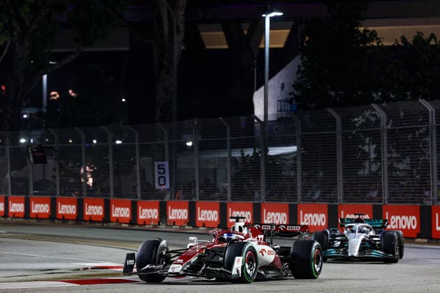 77 BOTTAS Valtteri (fin), Alfa Romeo F1 Team ORLEN C42, and 63 RUSSELL George (gbr), Mercedes AMG F1 Team W13, action during the Formula 1 Singapore Airlines Singapore Grand Prix 2022, 17th round of the 2022 FIA Formula One World Championship, WM, Weltmeisterschaft from September 30 to October 02, 2022 on the Marina Bay Street Circuit, in Singapore - F1 - SINGAPORE GRAND PRIX 2022 - RACE DPPI Panoramic  GOOD3864