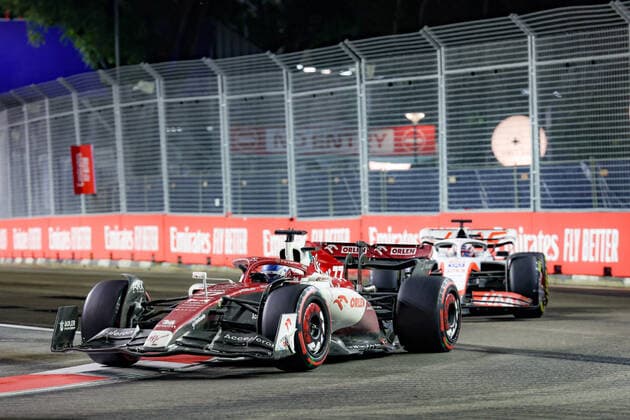 77 BOTTAS Valtteri (fin), Alfa Romeo F1 Team ORLEN C42, and 20 MAGNUSSEN Kevin (den), Haas F1 Team VF-22 Ferrari, action during the Formula 1 Singapore Airlines Singapore Grand Prix 2022, 17th round of the 2022 FIA Formula One World Championship, WM, Weltmeisterschaft from September 30 to October 02, 2022 on the Marina Bay Street Circuit, in Singapore - F1 - SINGAPORE GRAND PRIX 2022 - RACE DPPI Panoramic  GOOD4643