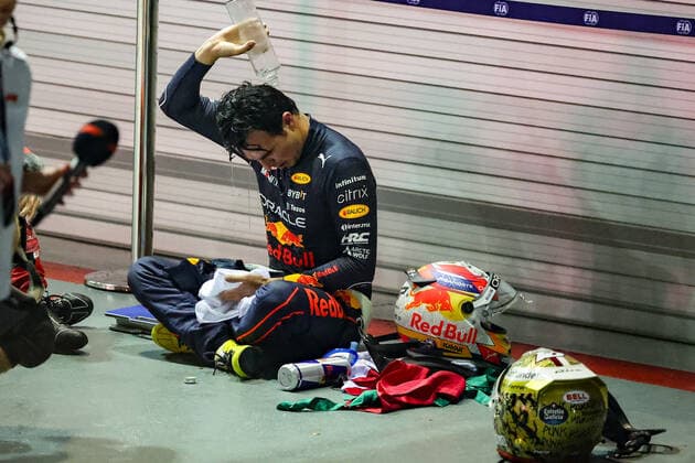 PEREZ Sergio (mex), Red Bull Racing RB18, portrait, refreshing, during the Formula 1 Singapore Airlines Singapore Grand Prix 2022, 17th round of the 2022 FIA Formula One World Championship, WM, Weltmeisterschaft from September 30 to October 02, 2022 on the Marina Bay Street Circuit, in Singapore - F1 - SINGAPORE GRAND PRIX 2022 - RACE DPPI Panoramic  GOOD4727