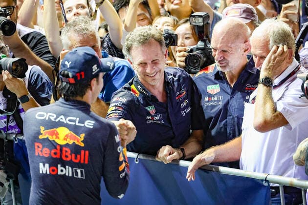 PEREZ Sergio (mex), Red Bull Racing RB18, HORNER Christian (gbr), Team Principal of Red Bull Racing, and MARKO Helmut (aut), Drivers™ Manager of Red Bull Racing, portrait during the Formula 1 Singapore Airlines Singapore Grand Prix 2022, 17th round of the 2022 FIA Formula One World Championship, WM, Weltmeisterschaft from September 30 to October 02, 2022 on the Marina Bay Street Circuit, in Singapore - F1 - SINGAPORE GRAND PRIX 2022 - RACE DPPI Panoramic  GOOD4750