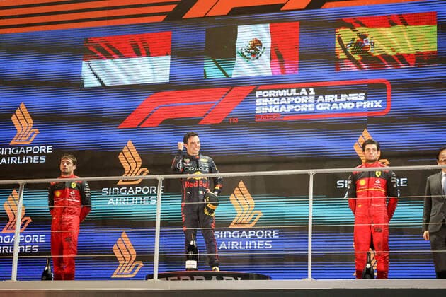 LECLERC Charles (mco), Scuderia Ferrari F1-75, PEREZ Sergio (mex), Red Bull Racing RB18, SAINZ Carlos (spa), Scuderia Ferrari F1-75, portrait, podium during the Formula 1 Singapore Airlines Singapore Grand Prix 2022, 17th round of the 2022 FIA Formula One World Championship, WM, Weltmeisterschaft from September 30 to October 02, 2022 on the Marina Bay Street Circuit, in Singapore - F1 - SINGAPORE GRAND PRIX 2022 - RACE DPPI Panoramic  GOOD4790