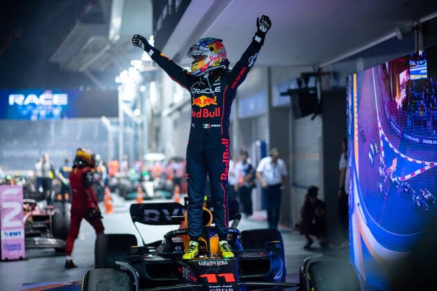 Sergio Checo Perez MEX, Oracle Red Bull Racing 11 cheers victory, SIN, Formula 1 Singapore Grand Prix, Marina Bay Circuit, race, 02 10 2022 SIN, Formula 1 Singapore Grand Prix, Marina Bay Circuit, race, 02 10 2022 Singapore Copyright: xEibner Memmlerx EP_MMR