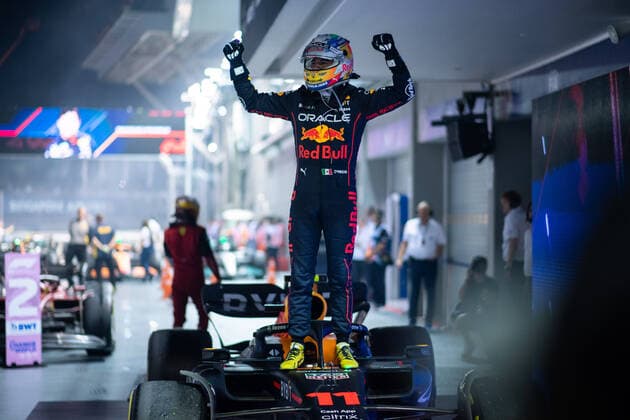 Sergio Checo Perez MEX, Oracle Red Bull Racing 11 cheers victory, SIN, Formula 1 Singapore Grand Prix, Marina Bay Circuit, race, 02 10 2022 SIN, Formula 1 Singapore Grand Prix, Marina Bay Circuit, race, 02 10 2022 Singapore Copyright: xEibner Memmlerx EP_MMR