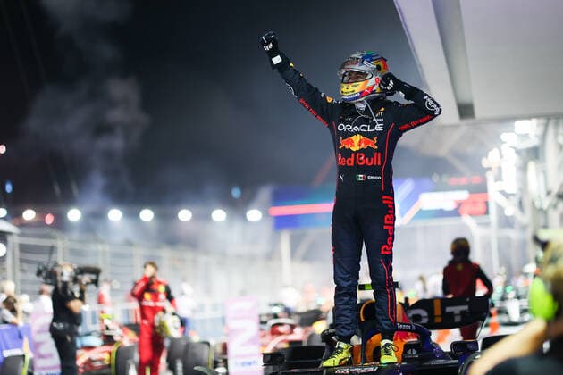 PEREZ Sergio (mex), Red Bull Racing RB18, portrait celebration win during the Formula 1 Singapore Airlines Singapore Grand Prix 2022, 17th round of the 2022 FIA Formula One World Championship, WM, Weltmeisterschaft from September 30 to October 02, 2022 on the Marina Bay Street Circuit, in Singapore - F1 - SINGAPORE GRAND PRIX 2022 - RACE DPPI Panoramic  00122040_AV6_6129