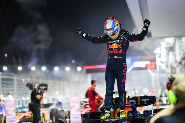 PEREZ Sergio (mex), Red Bull Racing RB18, portrait celebration win during the Formula 1 Singapore Airlines Singapore Grand Prix 2022, 17th round of the 2022 FIA Formula One World Championship, WM, Weltmeisterschaft from September 30 to October 02, 2022 on the Marina Bay Street Circuit, in Singapore - F1 - SINGAPORE GRAND PRIX 2022 - RACE DPPI Panoramic  00122040_AV6_6138