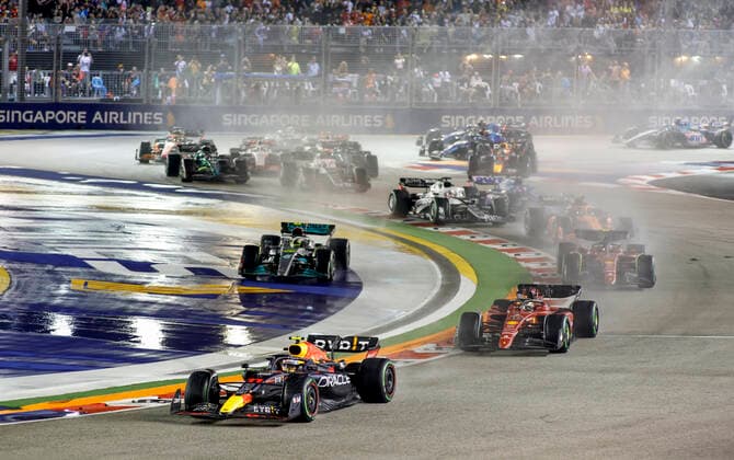 Start, 11 Sergio Perez MEX, Oracle Red Bull Racing , 16 Charles Leclerc MCO, Scuderia Ferrari , 44 Lewis Hamilton GBR, Mercedes AMG Petronas F1 Team , 55 Carlos Sainz ESP, Scuderia Ferrari , F1 Grand Prix of Singapore at Marina Bay Street Circuit on October 2, 2022 in Singapore, Singapore Photo by HOCH ZWEI Singapore Singapore