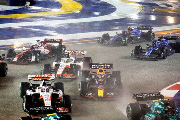 Start, 20 Kevin Magnussen DNK, Haas F1 Team , 1 Max Verstappen NLD, Oracle Red Bull Racing , 47 Mick Schumacher DEU, Haas F1 Team , 77 Valtteri Bottas FIN, Alfa Romeo F1 Team ORLEN , F1 Grand Prix of Singapore at Marina Bay Street Circuit on October 2, 2022 in Singapore, Singapore Photo by HOCH ZWEI Singapore Singapore