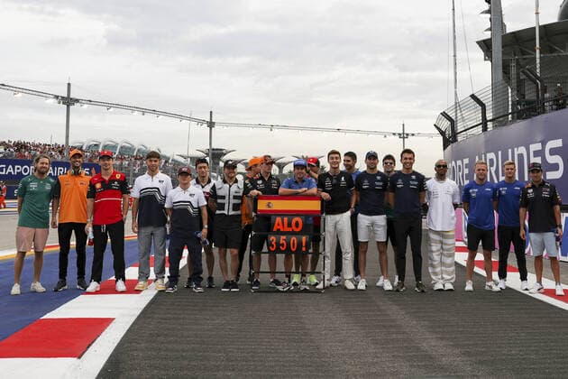 celebration du 350 Ã me grand prix de fernando alonso lors du GP de singapour 2022 FORMULE 1 : Alonso 350 Ã me Grand prix - Singapour - 02 10 2022 MPSAgency Panoramic 