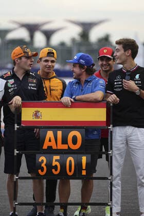 celebration du 350 Ã me grand prix de fernando alonso lors du GP de singapour 2022 FORMULE 1 : Alonso 350 Ã me Grand prix - Singapour - 02 10 2022 MPSAgency Panoramic 