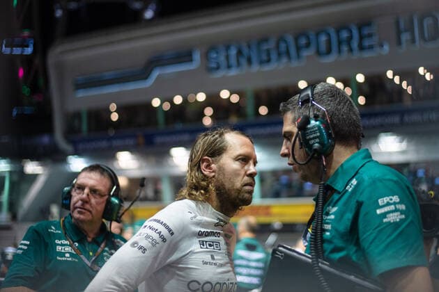 Sebastian Vettel GER, Aston Martin Aramco Cognizant F1 Team 5 talks to his race engineer Christopher Cronin Aston Martin , SIN, Formula 1 Singapore Grand Prix, Marina Bay Circuit, race, 02 10 2022 SIN, Formula 1 Singapore Grand Prix, Marina Bay Circuit, race, 02 10 2022 Singapore on the grid Copyright: xEibner Memmlerx EP_MMR