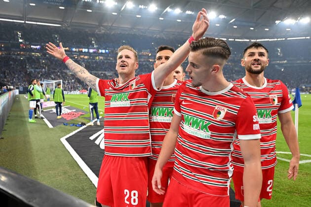 Sport Themen der Woche KW39 Gelsenkirchen, Veltins Arena, 02.10.22, GER, Herren, 1.Bundesliga, Saison 2022-2023, FC Schalke 04 - FC Augsburg Bild: Andre Hahn (Augsburg) jubelt nach seinem Tor zum 2:3 Nur fuer journalistische Zwecke! Only for editorial use! Gemaess den Vorgaben der DFL Deutsche Fußball Liga ist es untersagt, in dem Stadion und oder vom Spiel angefertigte Fotoaufnahmen in Form von Sequenzbildern und oder videoaehnlichen Fotostrecken zu verwerten bzw. verwerten zu lassen. DFL regulations prohibit any use of photographs as image sequences and or quasi-video. Nordrhein-Westfalen Deutschland *** Gelsenkirchen, Veltins Arena, 02 10 22, GER, Herren, 1 Bundesliga, Saison 2022 2023, FC Schalke 04 FC Augsburg Bild Andre Hahn Augsburg cheers after his goal to 2 3 Only for journalistic use Only for editorial use According to the regulations of the DFL Deutsche Fußball Liga it is prohibited, DFL regulations prohibit any use of photographs as image sequences and or quasi video North Rhine-Westphalia Germany