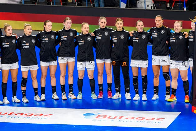 Handball, Frauen: Länderspiel Frankreich - Deutschland v.li. Jenny Behrend (Deutschland Bietigheim), Antje Döll Doell (Deutschland Bietigheim), Julia Maidhof (Deutschland Bietigheim), Lena-Sophie Degenhardt (Deutschland TuS Metzingen), Maike Schirmer (Deutschland), Mia Zschocke (Deutschland Storhamar), Torhueterin Isabell Roch (Deutschland), Silje Brons Petersen (Deutschland Kopenhagen), Xenia Smits (Deutschland Bietigheim) ,Lisa Antl (Deutschland Dortmund) bei der Nationalhymne Nancy Palais des Sports Jean Weille Frankreich