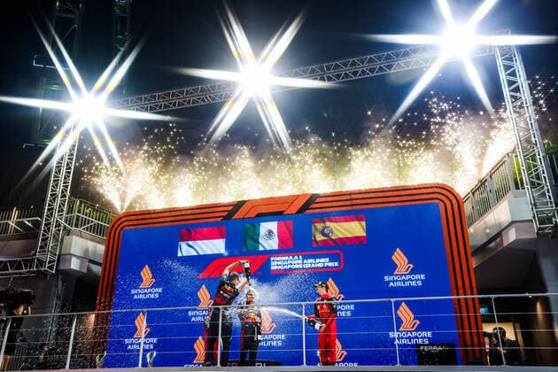 Podium: PEREZ Sergio (mex), Red Bull Racing RB18, LECLERC Charles (mco), Scuderia Ferrari F1-75, SAINZ Carlos (spa), Scuderia Ferrari F1-75, portrait during the Formula 1 Singapore Airlines Singapore Grand Prix 2022, 17th round of the 2022 FIA Formula One World Championship, WM, Weltmeisterschaft from September 30 to October 02, 2022 on the Marina Bay Street Circuit, in Singapore - FORMULE 1 : Grand Prix de nuit de Singapour - 02 10 2022 DPPI Panoramic  20221002_G00D7182