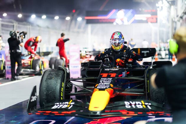 PEREZ Sergio (mex), Red Bull Racing RB18, portrait during the Formula 1 Singapore Airlines Singapore Grand Prix 2022, 17th round of the 2022 FIA Formula One World Championship, WM, Weltmeisterschaft from September 30 to October 02, 2022 on the Marina Bay Street Circuit, in Singapore - FORMULE 1 : Grand Prix de nuit de Singapour - 02 10 2022 DPPI Panoramic  00122040_AV6_6097