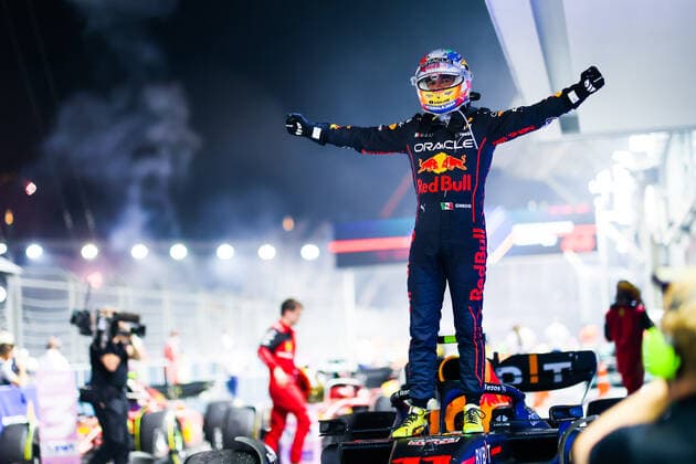 PEREZ Sergio (mex), Red Bull Racing RB18, portrait celebrating his win during the Formula 1 Singapore Airlines Singapore Grand Prix 2022, 17th round of the 2022 FIA Formula One World Championship, WM, Weltmeisterschaft from September 30 to October 02, 2022 on the Marina Bay Street Circuit, in Singapore - FORMULE 1 : Grand Prix de nuit de Singapour - 02 10 2022 DPPI Panoramic  00122040_AV6_6135