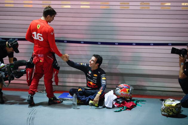 PEREZ Sergio (mex), Red Bull Racing RB18, LECLERC Charles (mco), Scuderia Ferrari F1-75, portrait during the Formula 1 Singapore Airlines Singapore Grand Prix 2022, 17th round of the 2022 FIA Formula One World Championship, WM, Weltmeisterschaft from September 30 to October 02, 2022 on the Marina Bay Street Circuit, in Singapore - FORMULE 1 : Grand Prix de nuit de Singapour - 02 10 2022 DPPI Panoramic  00122040__V2_4130