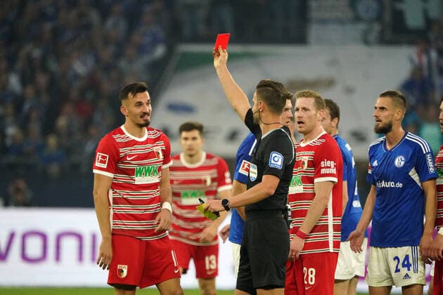 Sport Themen der Woche KW39 Sport Bilder des Tages Fussball, 1.BL Saison 2022 2023, FC Schalke 04 - FC Augsburg 02.10.2022, Veltinsarena Mergim Berisha, FC Augsburg, bekommt rote Karte von Schiedsrichter Daniel Schlager, *** Football, 1 BL season 2022 2023, FC Schalke 04 FC Augsburg 02 10 2022, Veltinsarena Mergim Berisha, FC Augsburg, gets red card from referee Daniel Schlager,