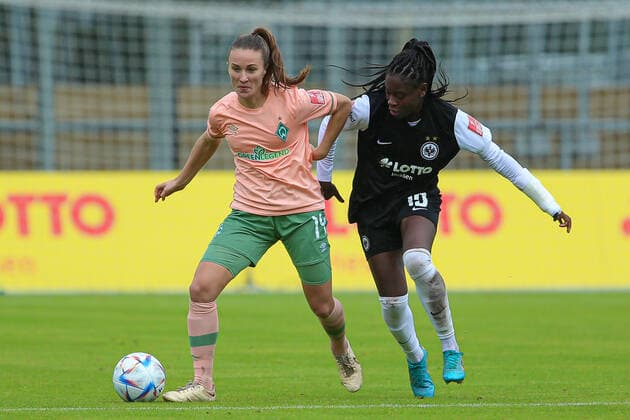 Sport Themen der Woche KW39 Sport Bilder des Tages v.li.: Michaela Brandenburg (SV Werder Bremen, 14) und Nicole Anyomi (Eintracht Frankfurt, 19) im Zweikampf, Duell, Dynamik, Aktion, Action, Spielszene, DIE DFB-RICHTLINIEN UNTERSAGEN JEGLICHE NUTZUNG VON FOTOS ALS SEQUENZBILDER UND ODER VIDEOÄHNLICHE FOTOSTRECKEN. DFB REGULATIONS PROHIBIT ANY USE OF PHOTOGRAPHS AS IMAGE SEQUENCES AND OR QUASI-VIDEO., 02.10.2022, Frankfurt am Main (Deutschland), Fussball, Flyeralarm Frauen-Bundesliga, Eintracht Frankfurt - SV Werder Bremen *** f l Michaela Brandenburg SV Werder Bremen, 14 and Nicole Anyomi Eintracht Frankfurt, 19 in duel, duel, dynamic, action, game scene, THE DFB DIRECTIVES PROHIBIT ANY USE OF PHOTOGRAPHS AS IMAGE SEQUENCES AND OR QUASI VIDEO , 02 10 2022, Frankfurt am Main Germany , Football, Flyeralarm Womens Bundesliga, Eintracht Frankfurt SV Werder Bremen xobx